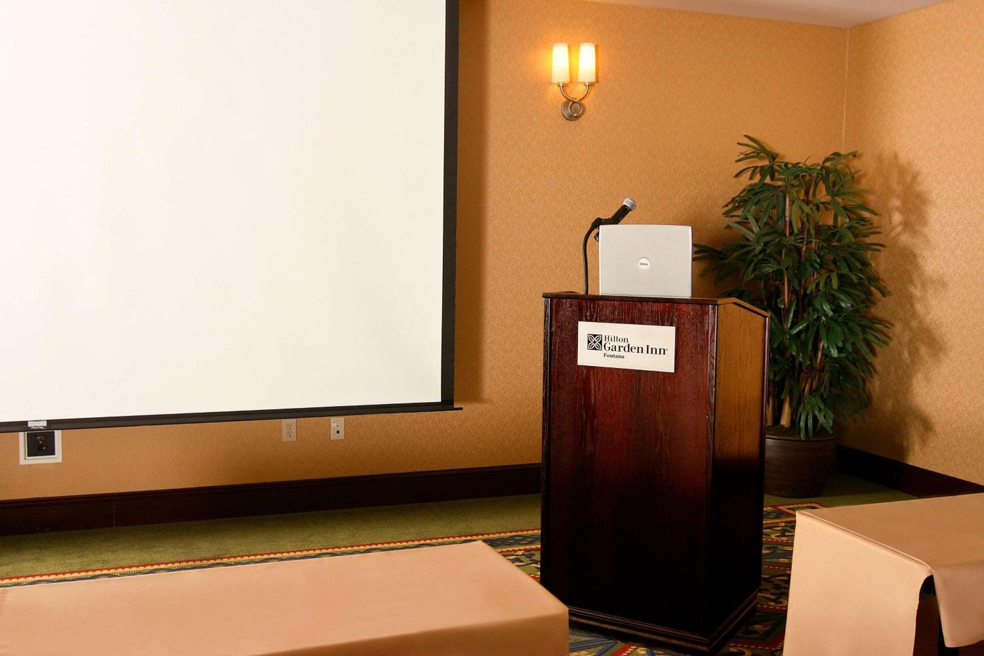 Hilton Garden Inn Fontana Exterior photo