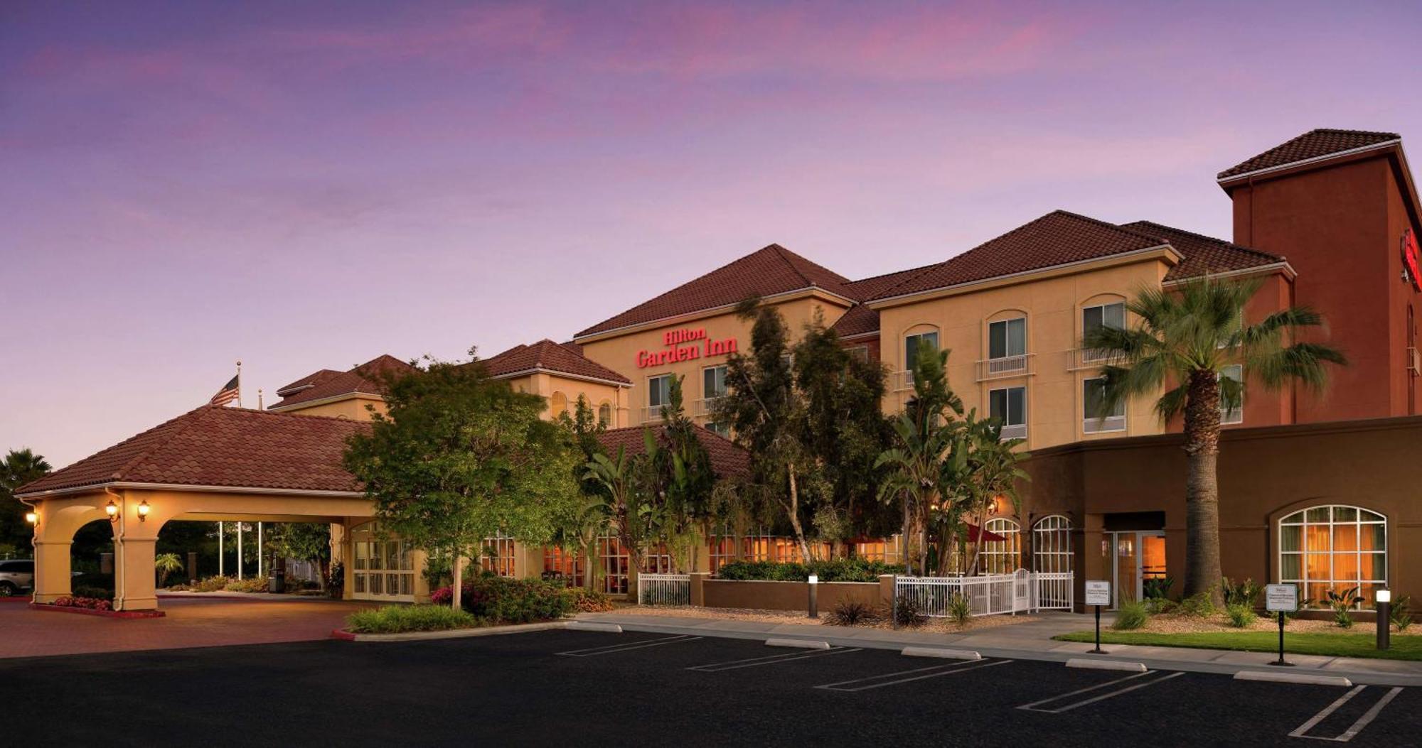 Hilton Garden Inn Fontana Exterior photo