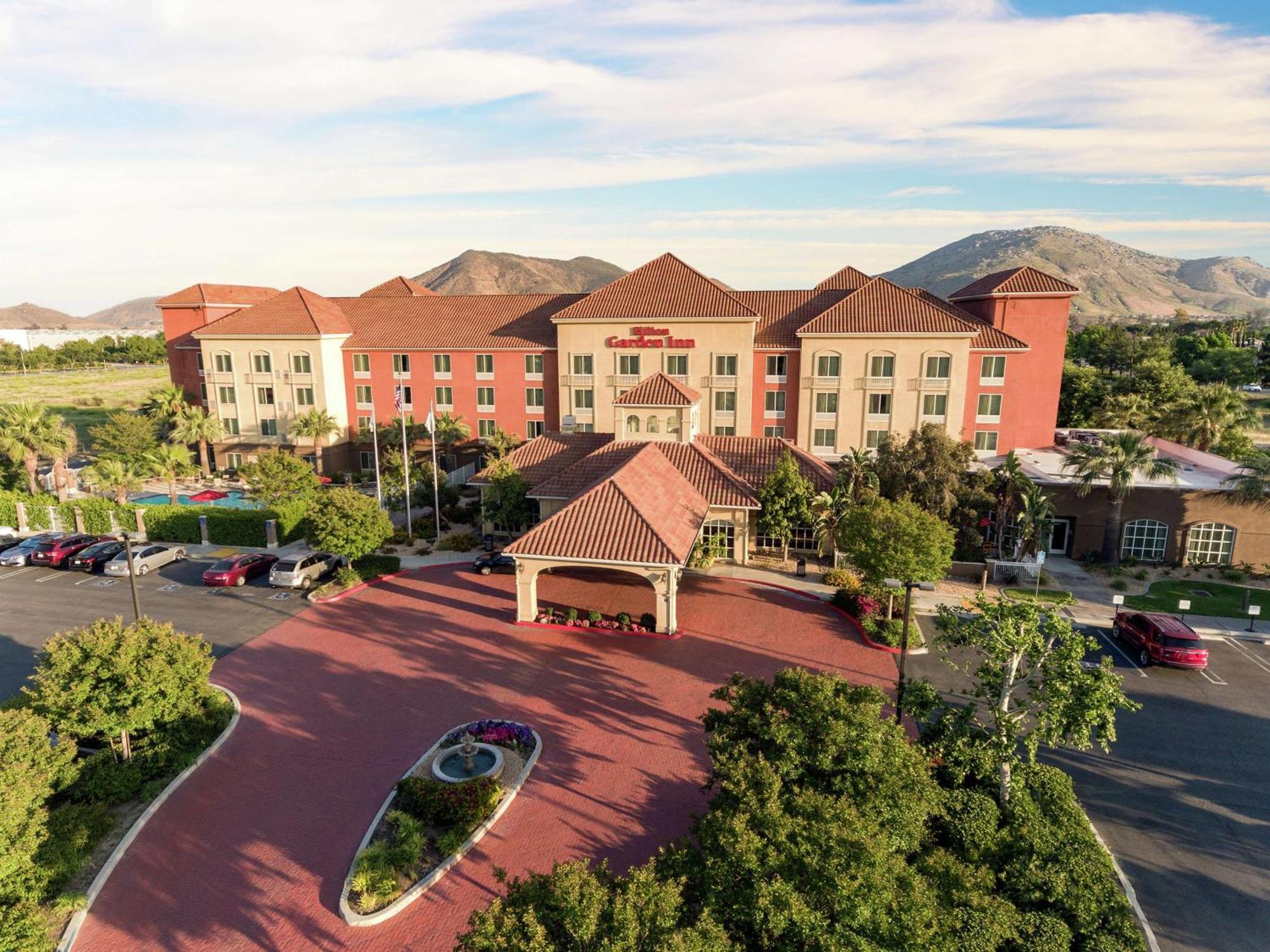 Hilton Garden Inn Fontana Exterior photo